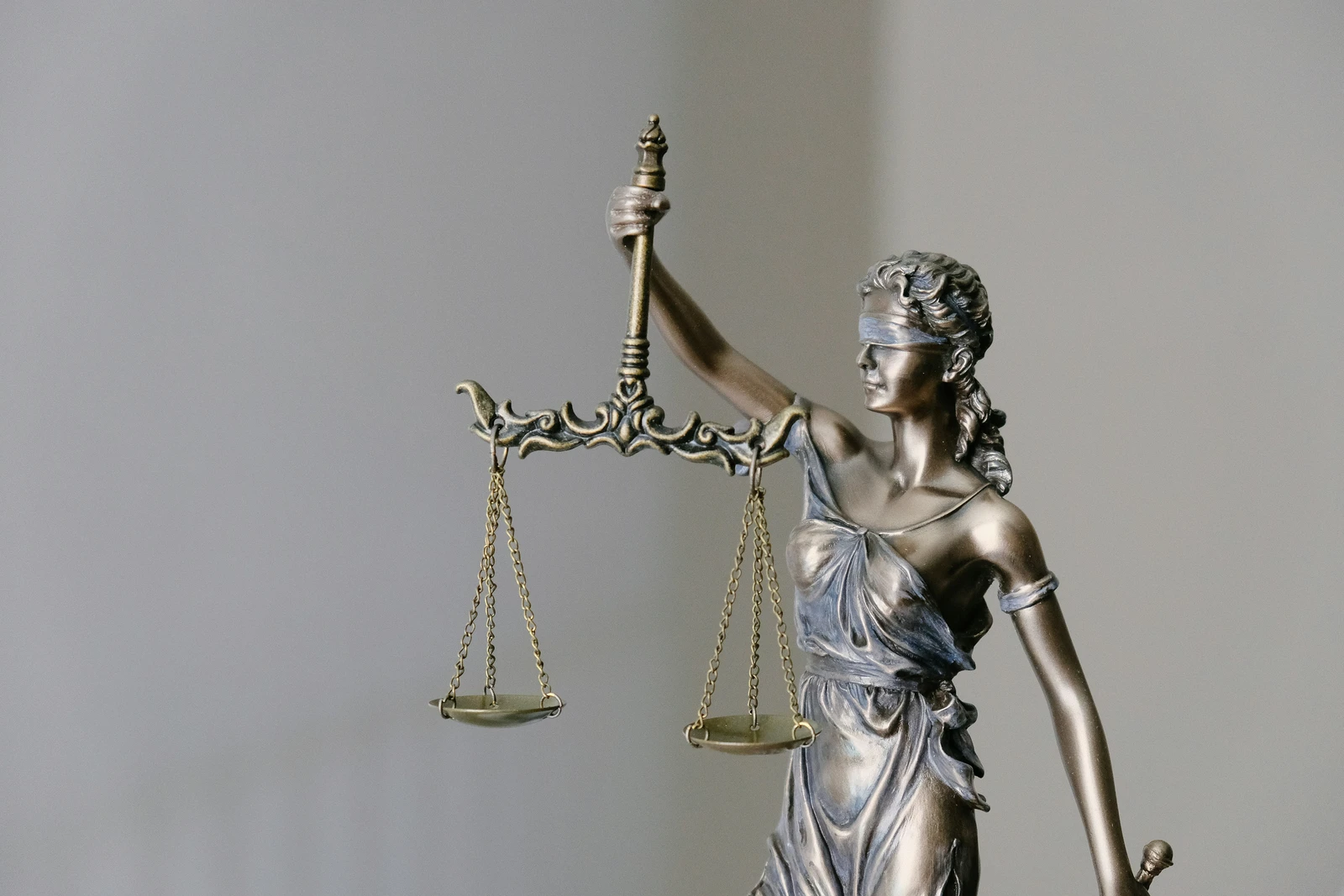 Posąg Temidy z wagą, symbol wymiaru sprawiedliwości
